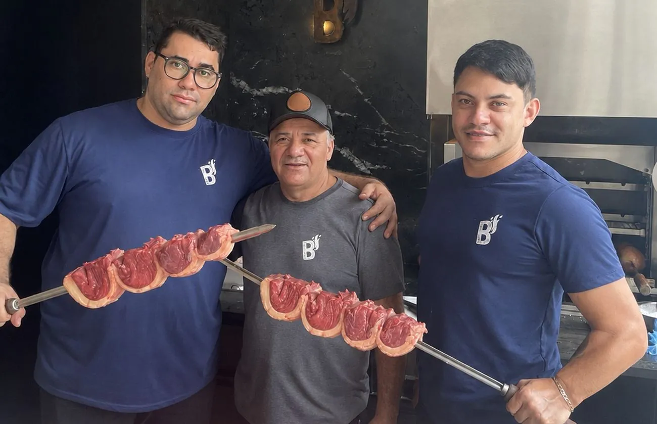 Equipe BurgerCue com espetos de picanha