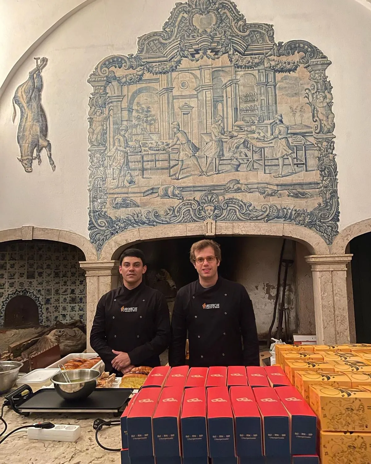 Paulinho e a equipe BurgerCue servindo um evento no Palácio Correio Mor, em Portugal